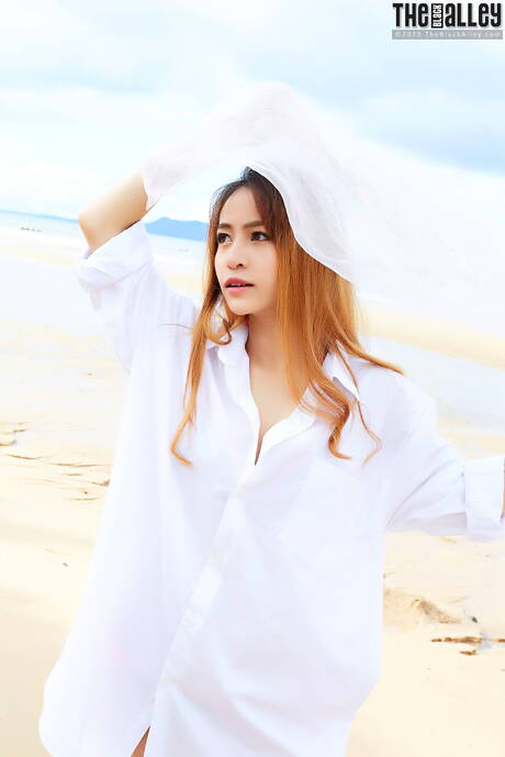 The Black Alley offers a free photo gallery with Eileen has a hot form